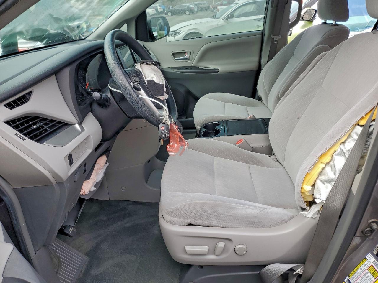 Toyota Sienna Le Image 5