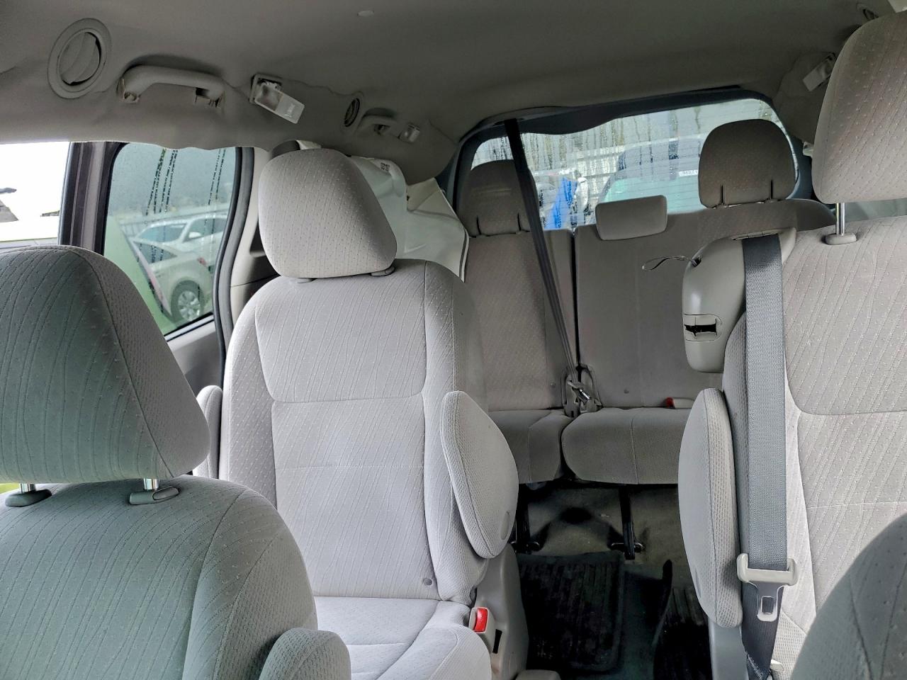 Toyota Sienna Le Image 11