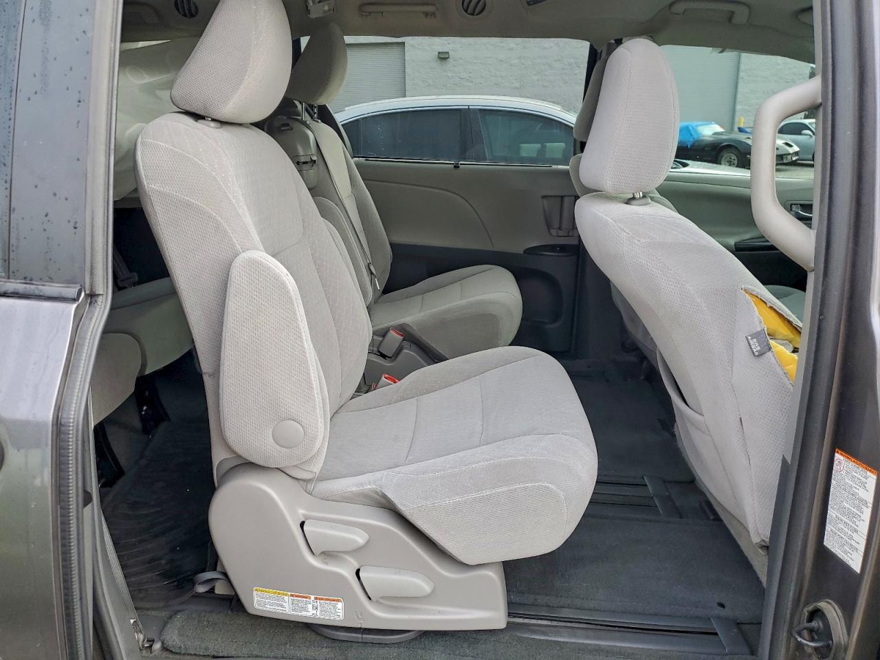 Toyota Sienna Le Image 9