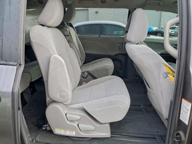 Toyota Sienna Le Image 9