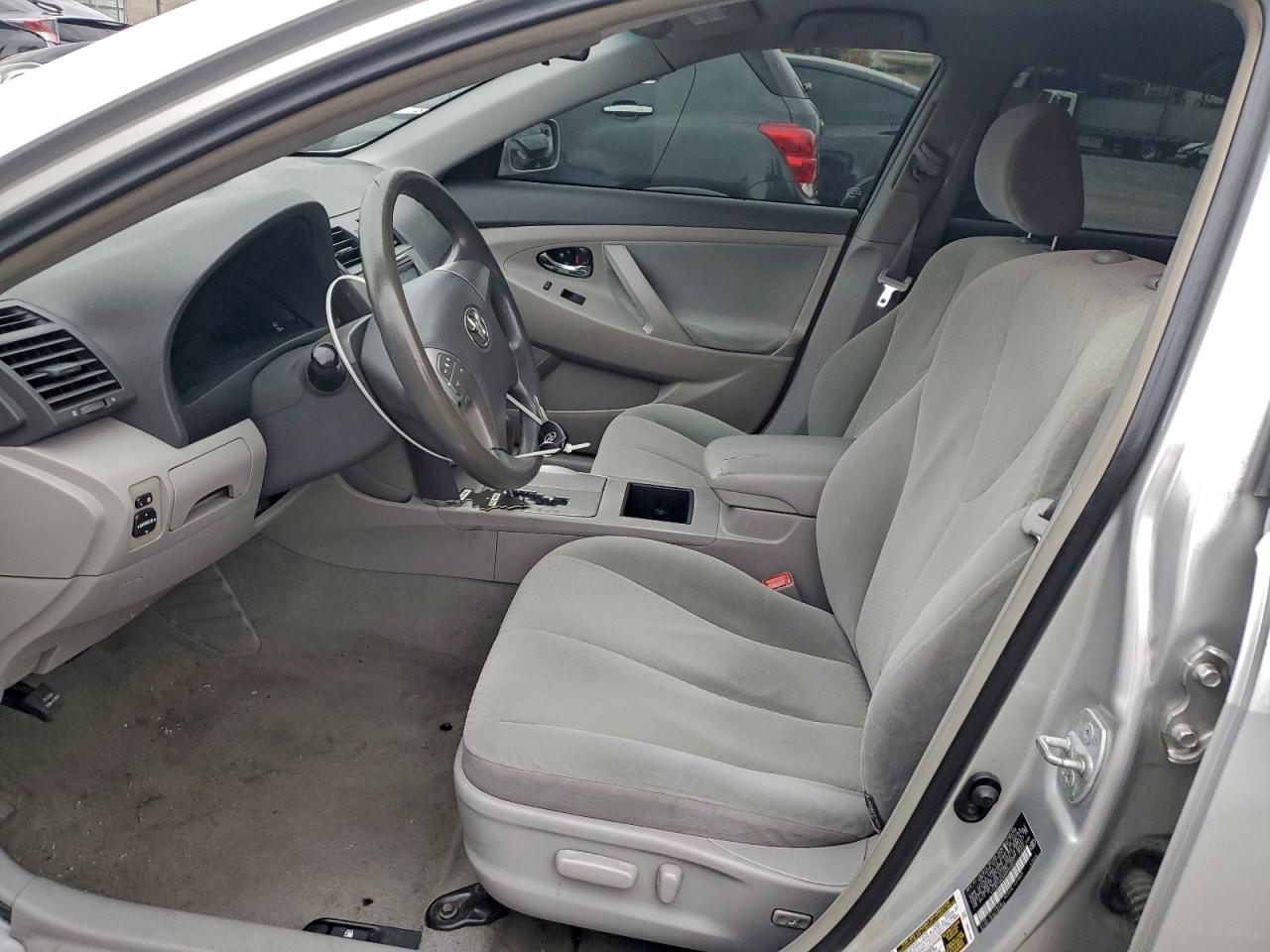 Toyota Camry Base Image 3