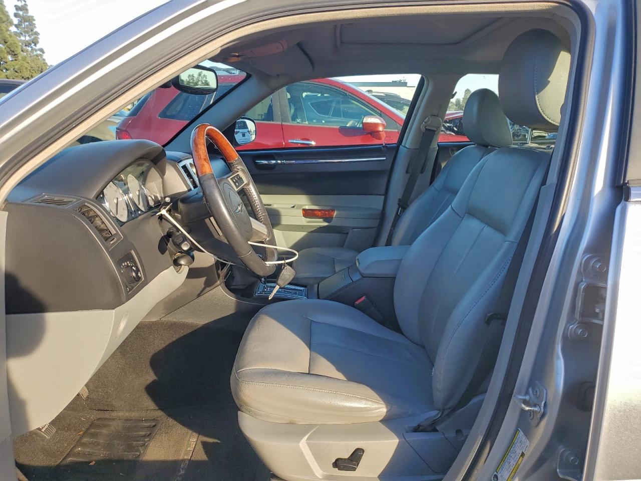 Chrysler 300 Touring Image 12