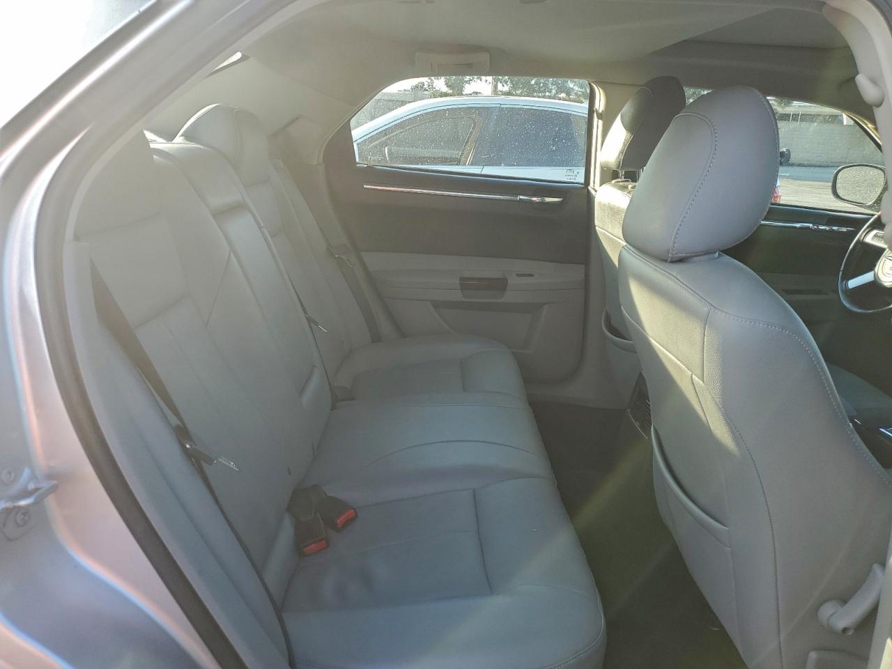 Chrysler 300 Touring Image 5