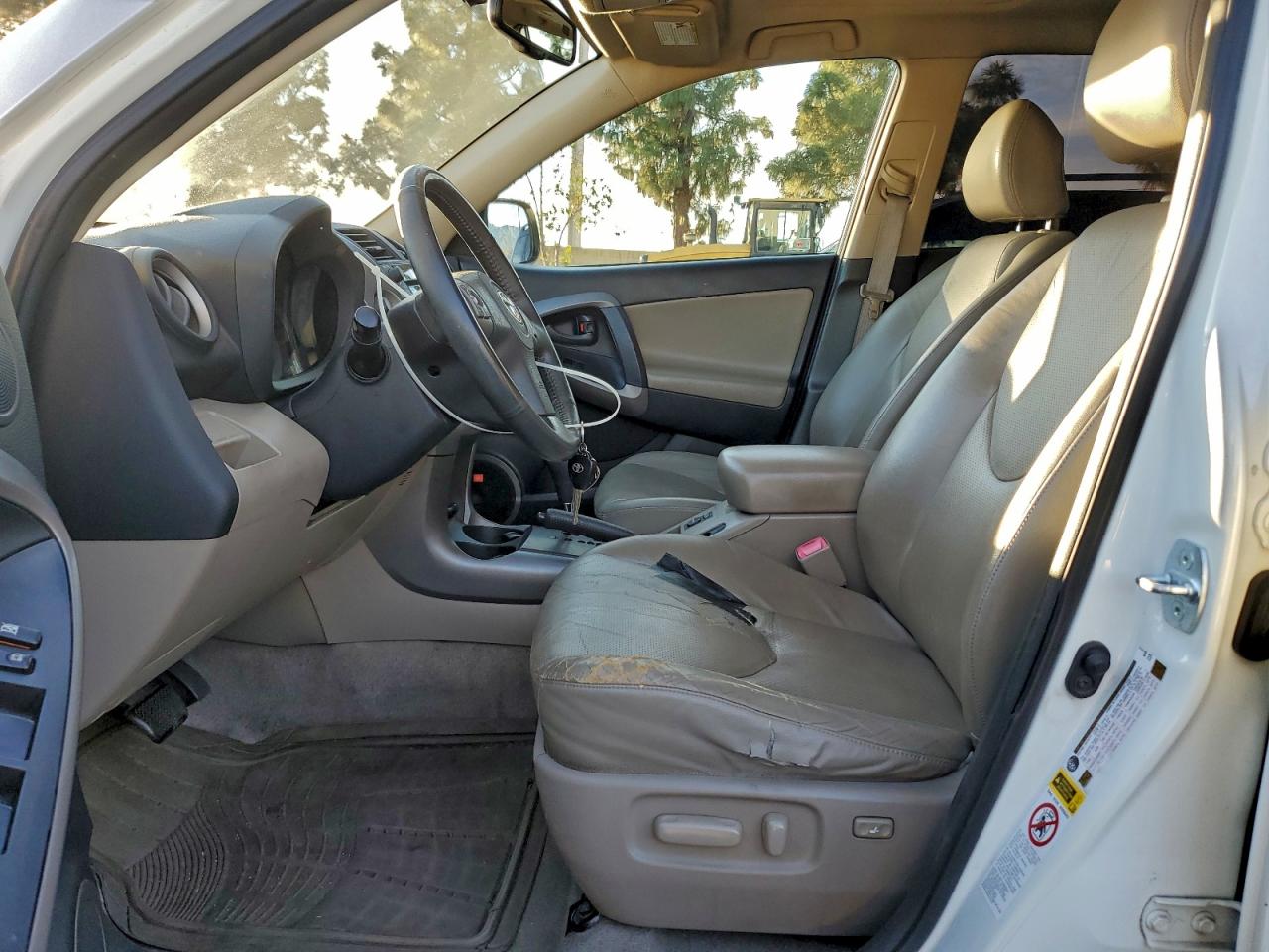 Toyota RAV4 Limited Image 2