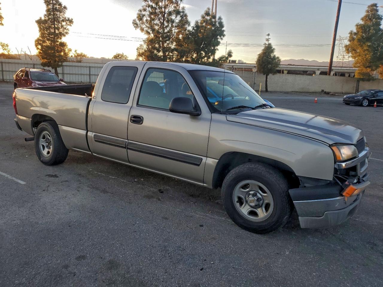 Chevrolet Silverado C1500 Image 3