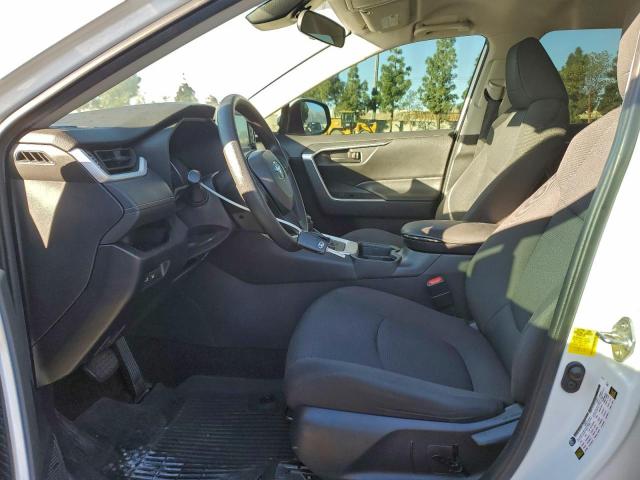 Toyota RAV4 Le Image 8