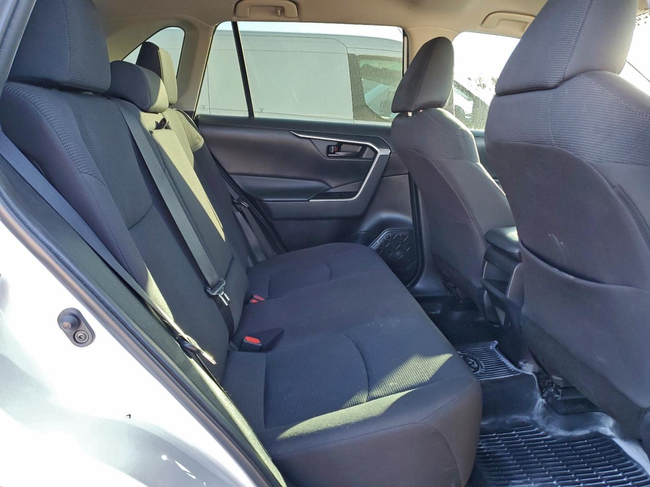 Toyota RAV4 Le Image 10