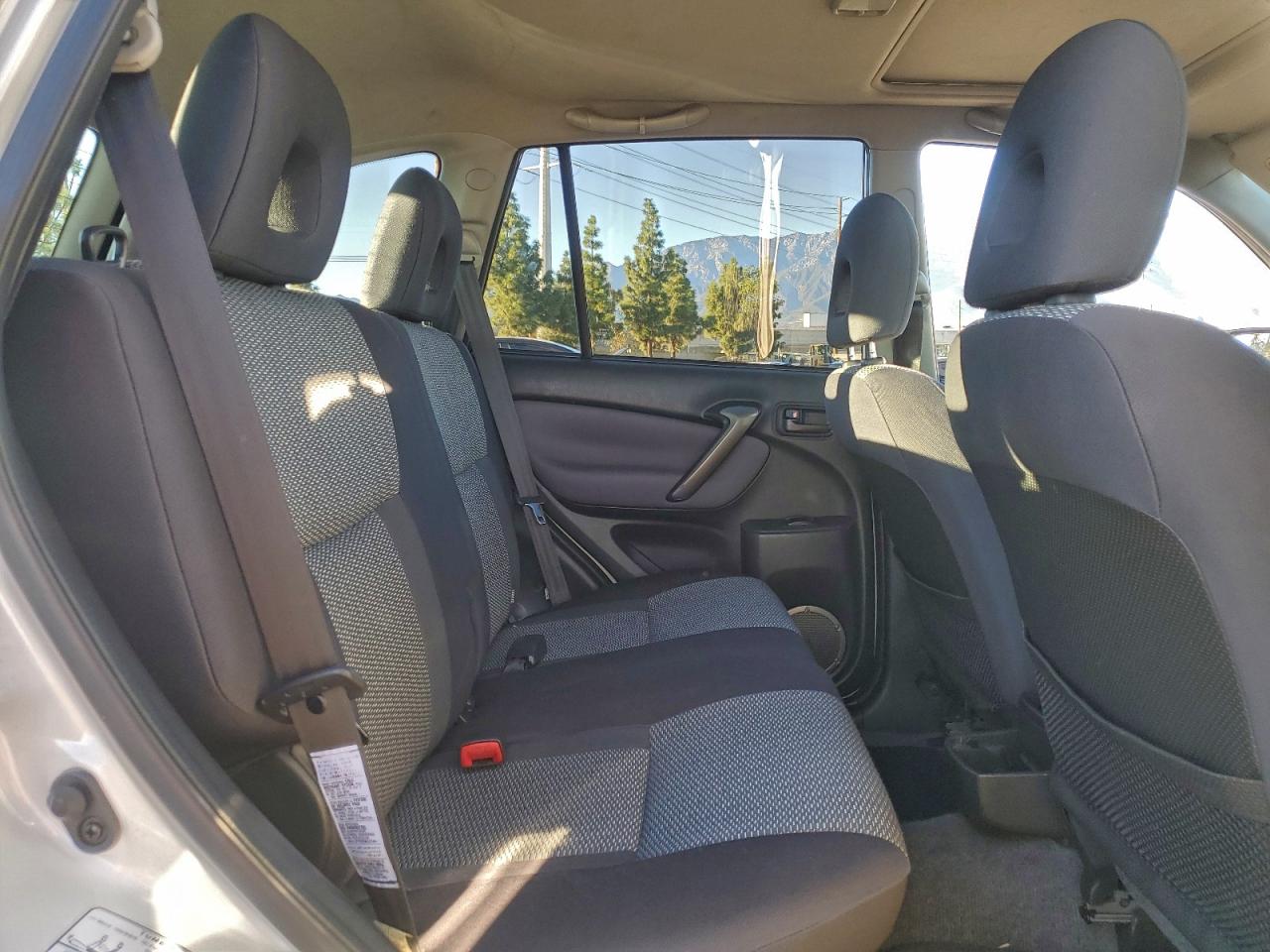 Toyota RAV4 Image 10