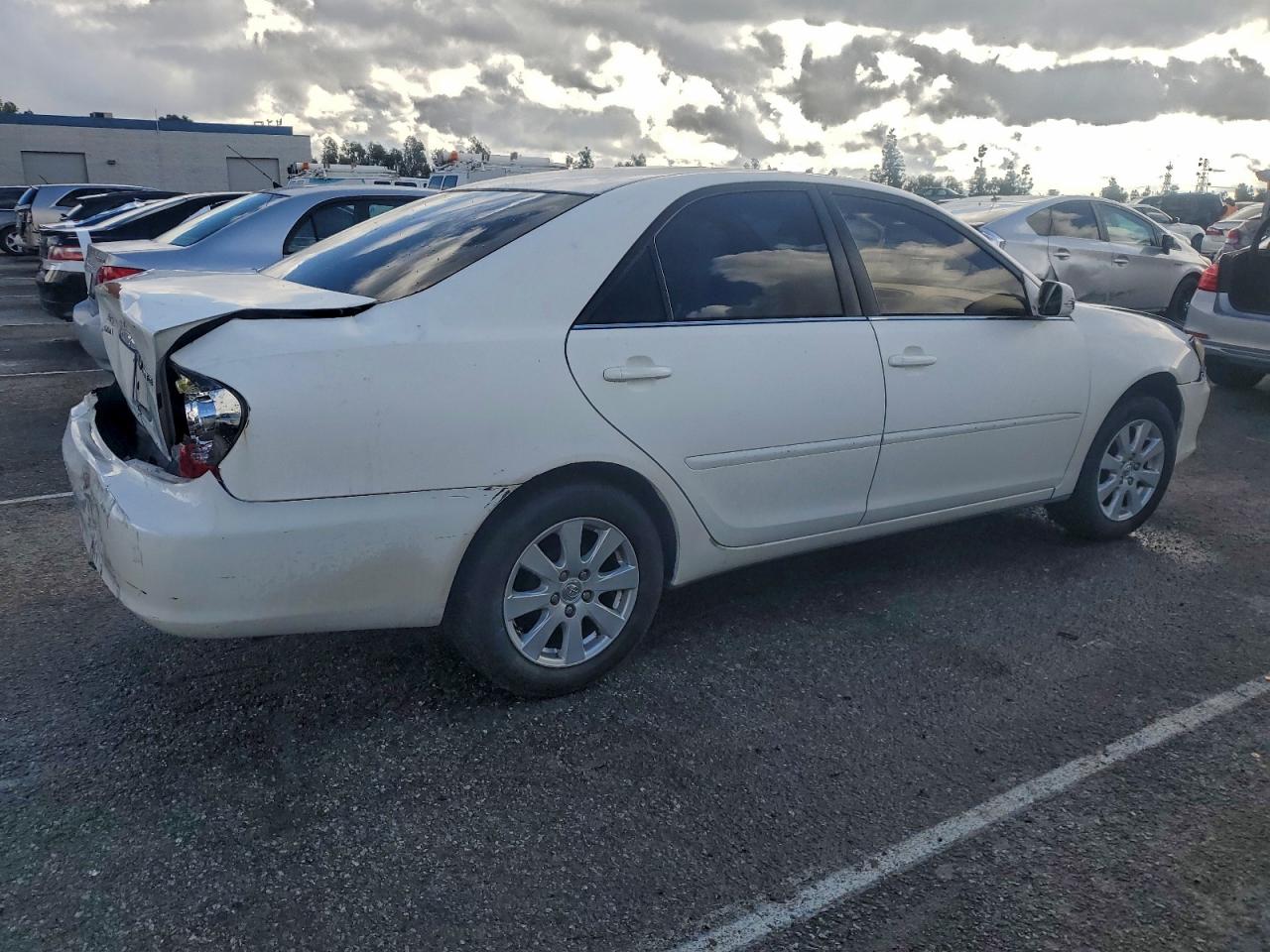 Toyota Camry Le Image 11