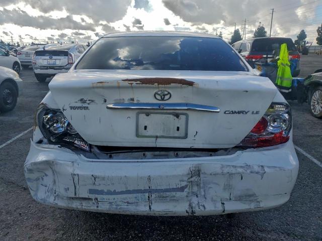 Toyota Camry Le Image 4