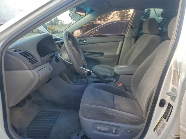 Toyota Camry Le Image 5