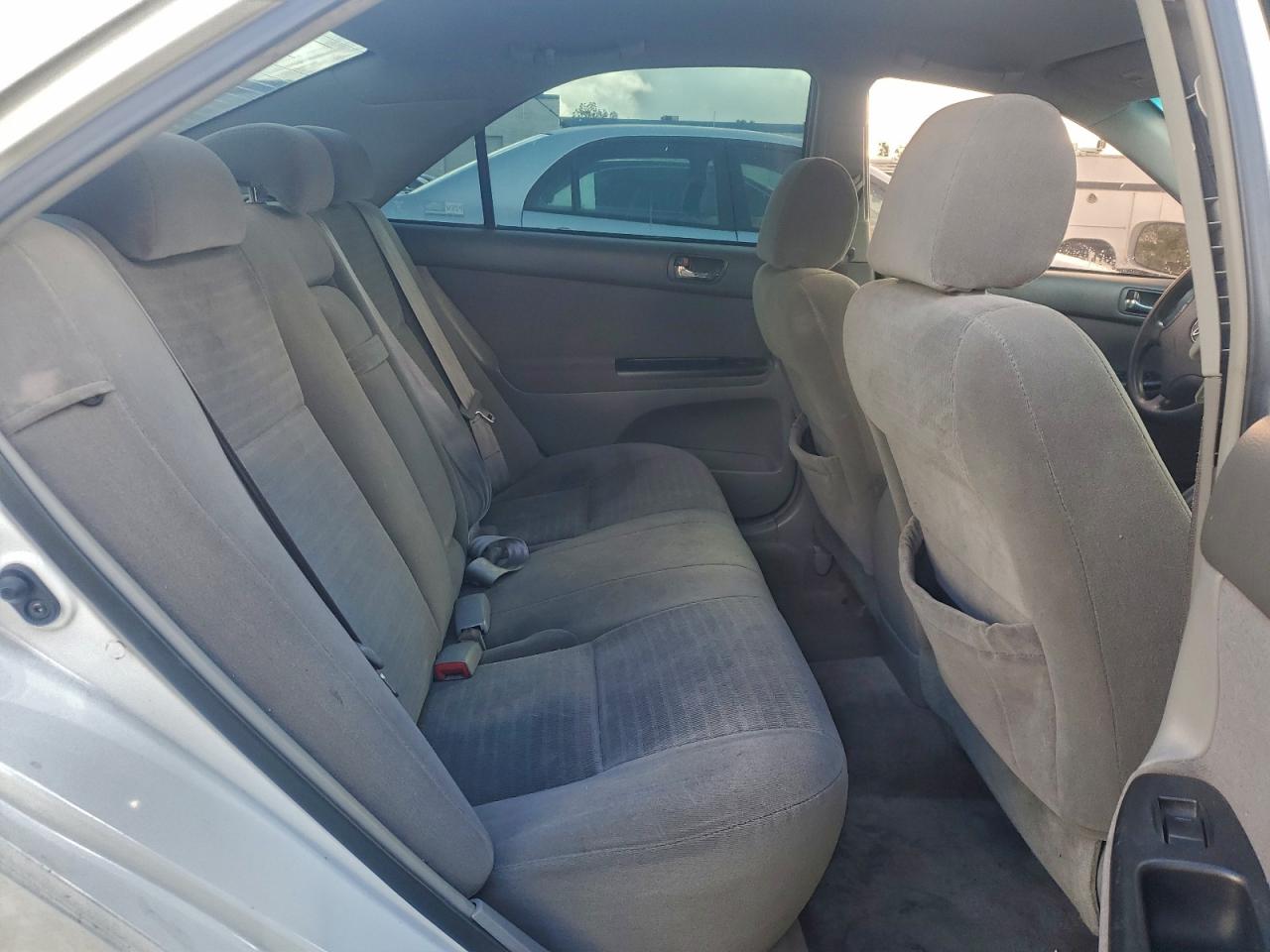 Toyota Camry Le Image 6