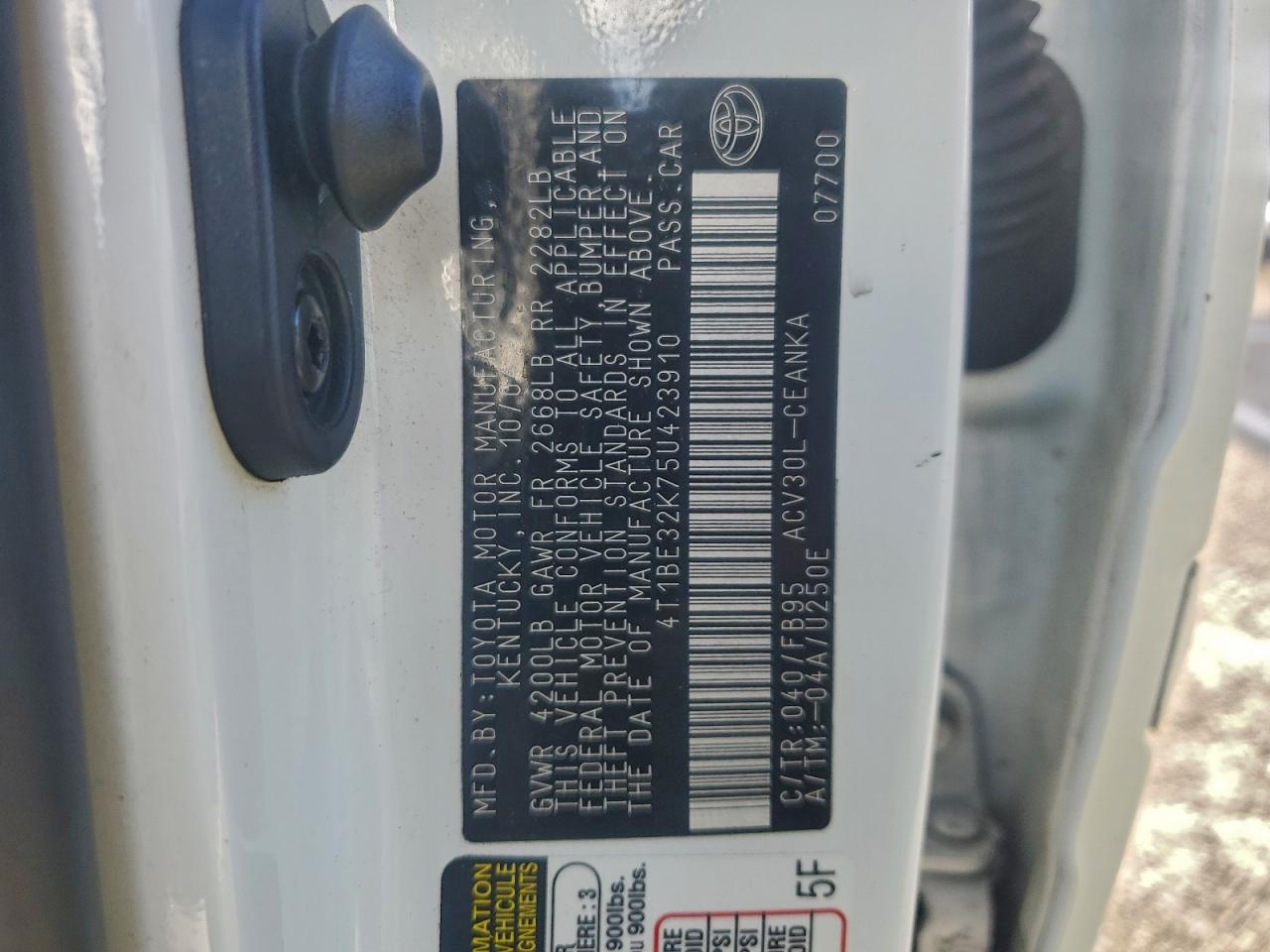 Toyota Camry Le Image 8