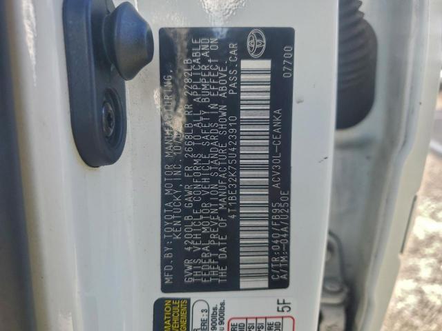 Toyota Camry Le Image 8