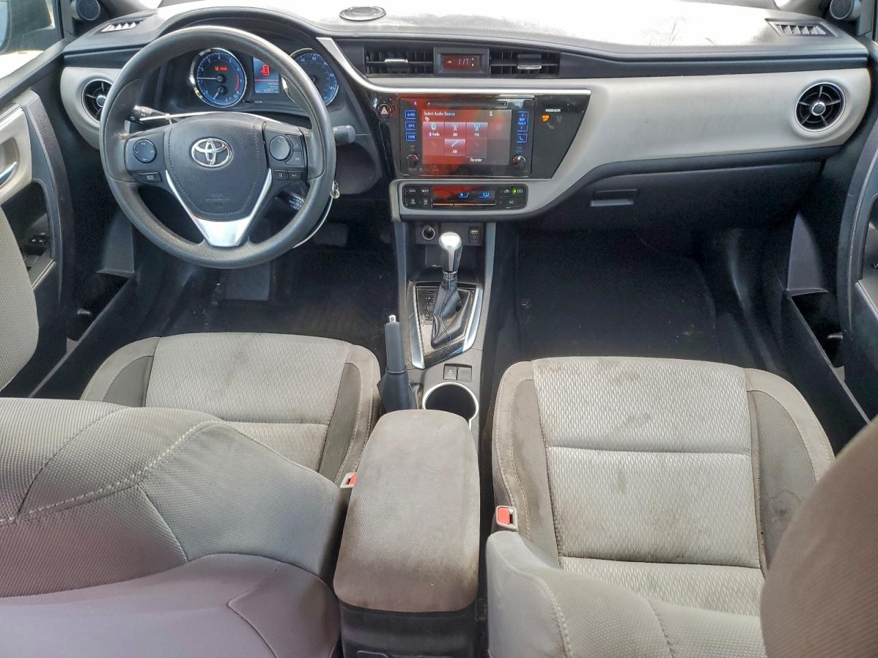 Toyota Corolla L Image 9