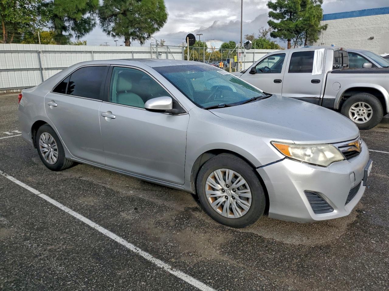 Toyota Camry Base Image 3