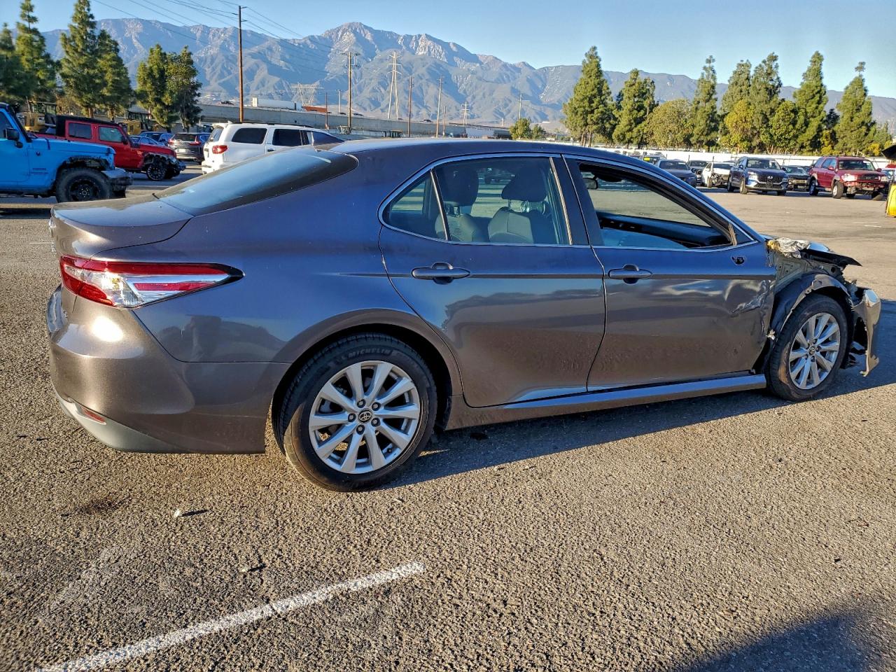 Toyota Camry Le Image 9