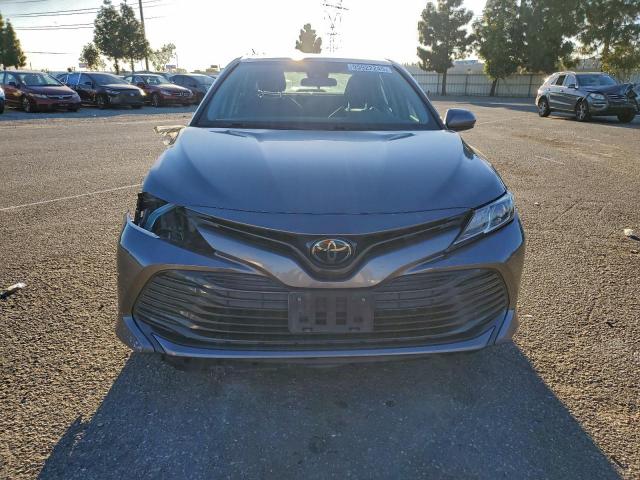 Toyota Camry Le Image 4