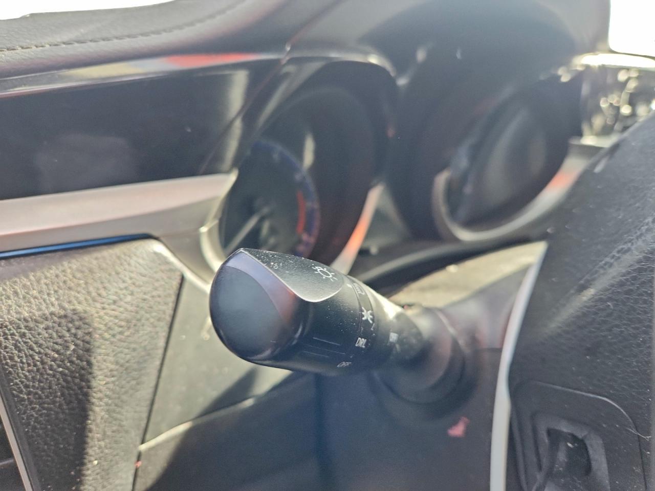 Toyota Corolla L Image 10