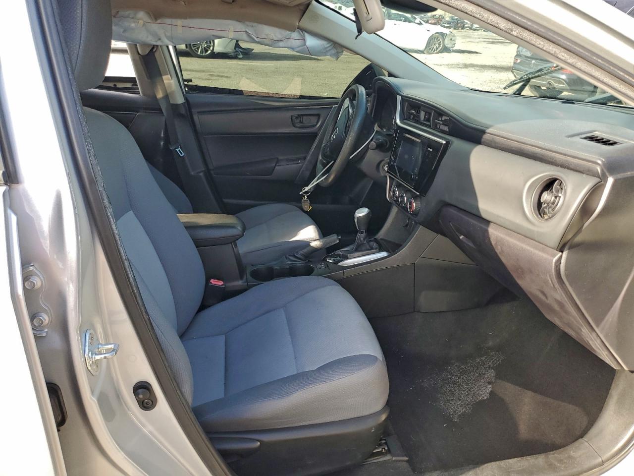 Toyota Corolla L Image 11