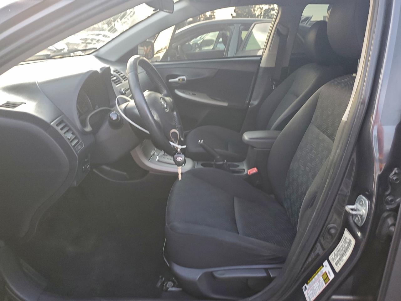 Toyota Corolla Base Image 8