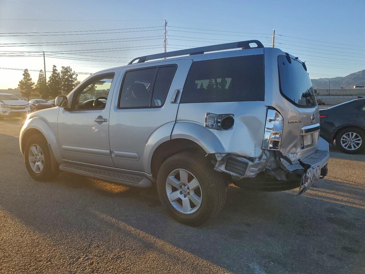 Nissan Pathfinder S Image 2