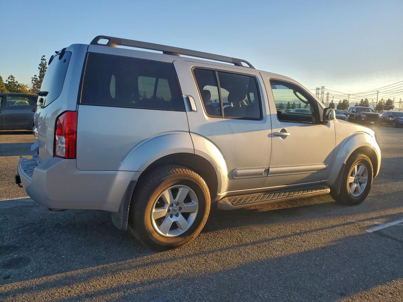 Nissan Pathfinder S Image 3