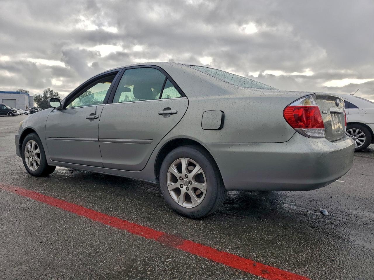 Toyota Camry Le Image 6