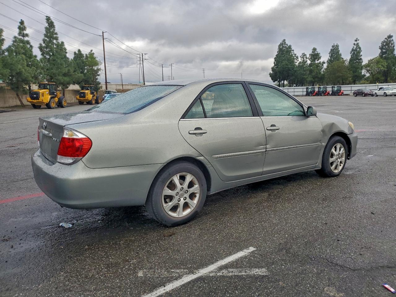 Toyota Camry Le Image 10