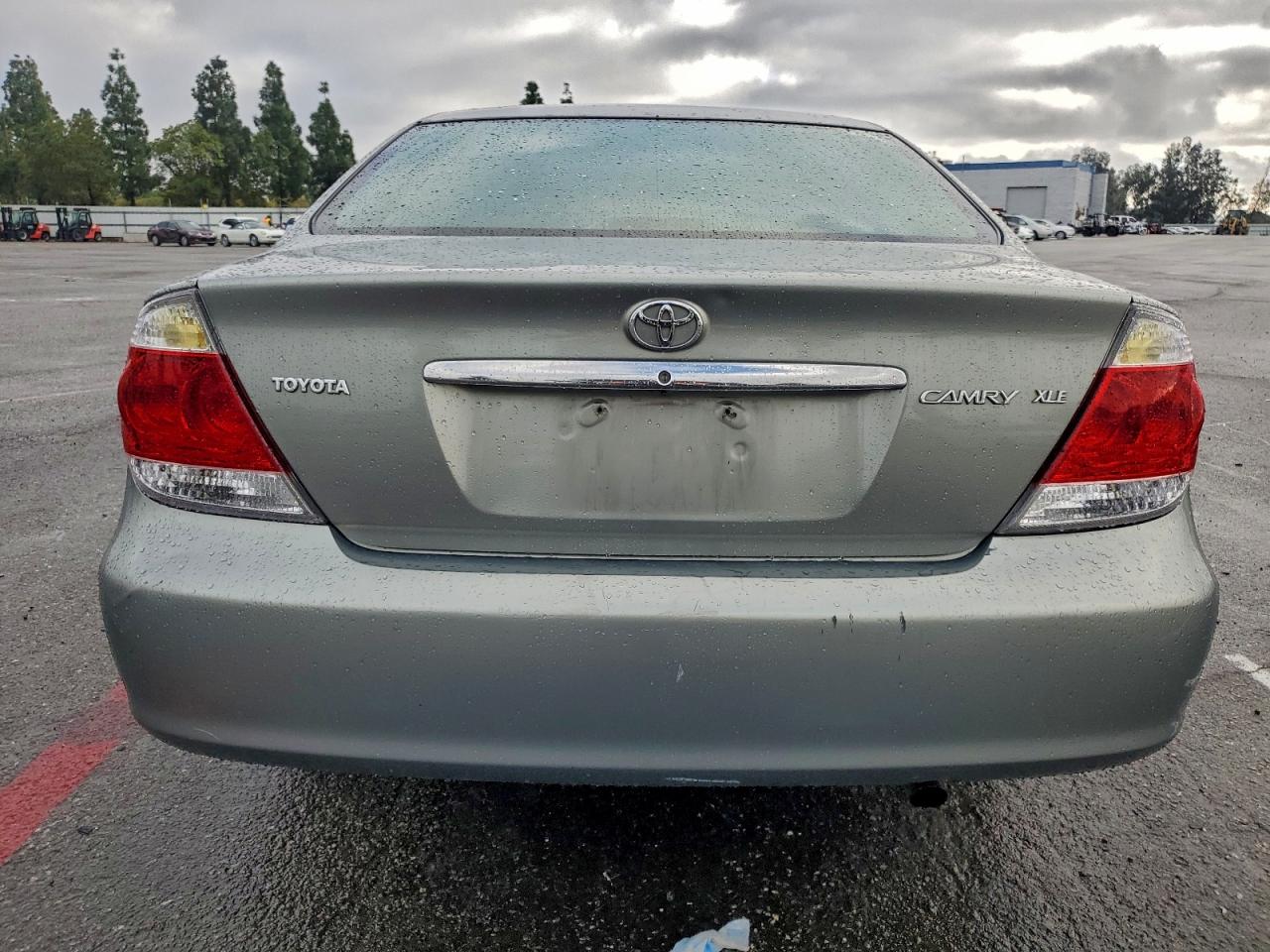 Toyota Camry Le Image 2