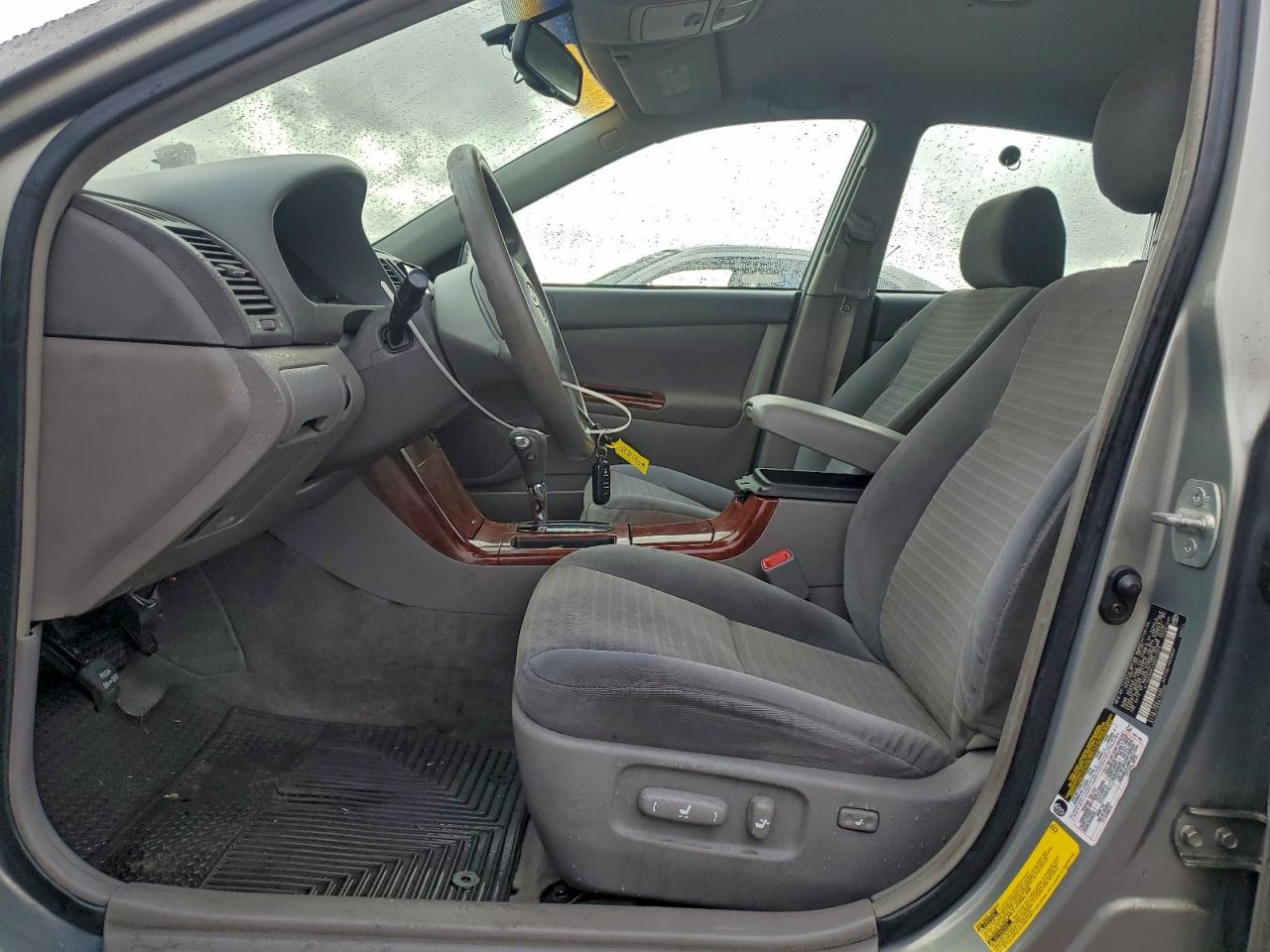 Toyota Camry Le Image 12