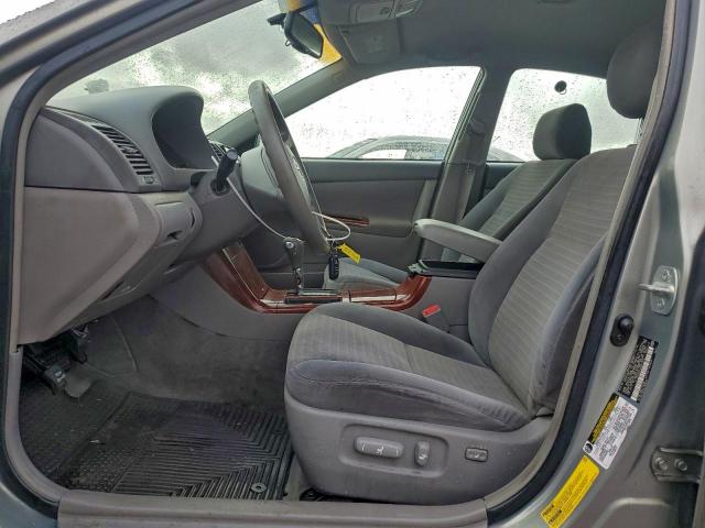 Toyota Camry Le Image 12