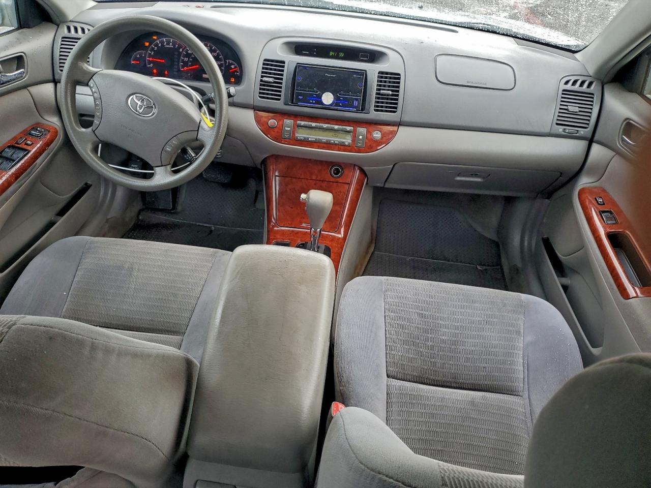 Toyota Camry Le Image 7