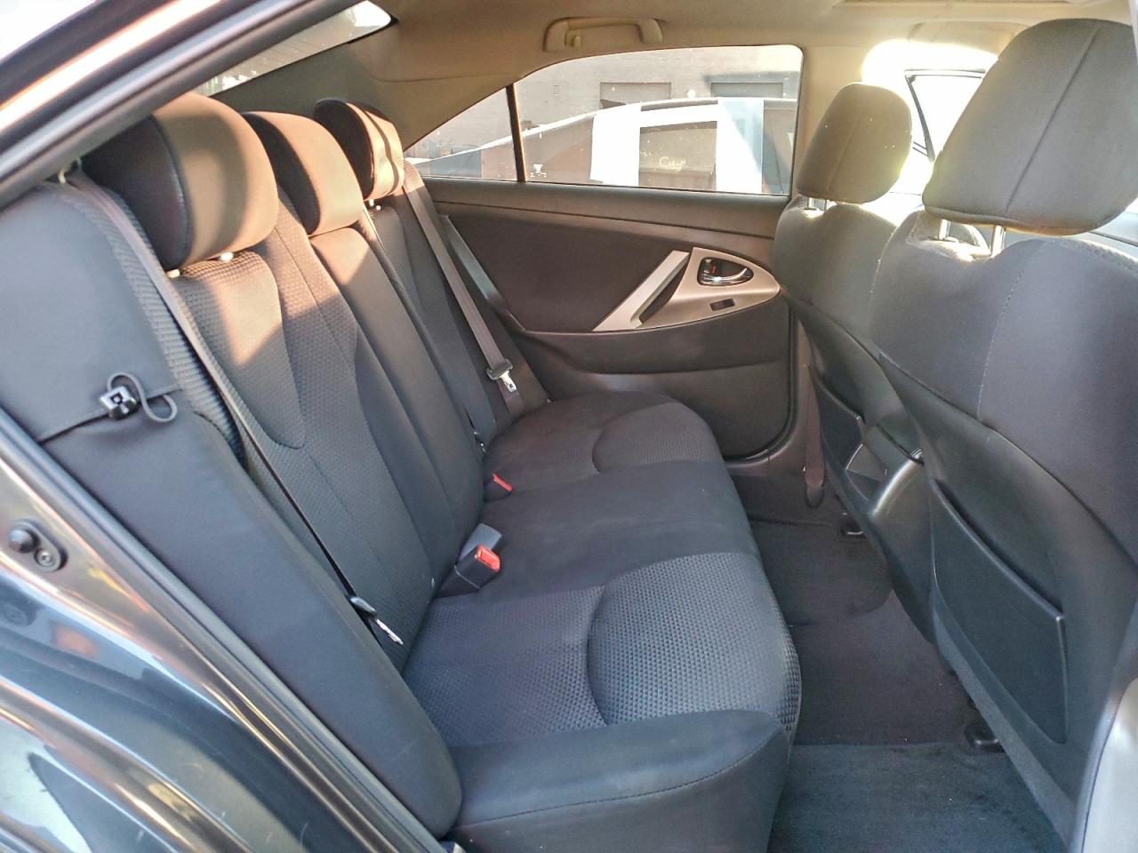 Toyota Camry Base Image 9