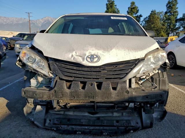 Toyota Sienna Image 5