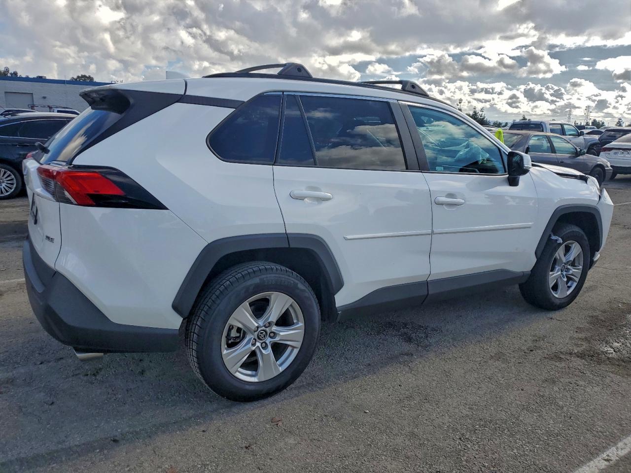 Toyota RAV4 Xle Image 4