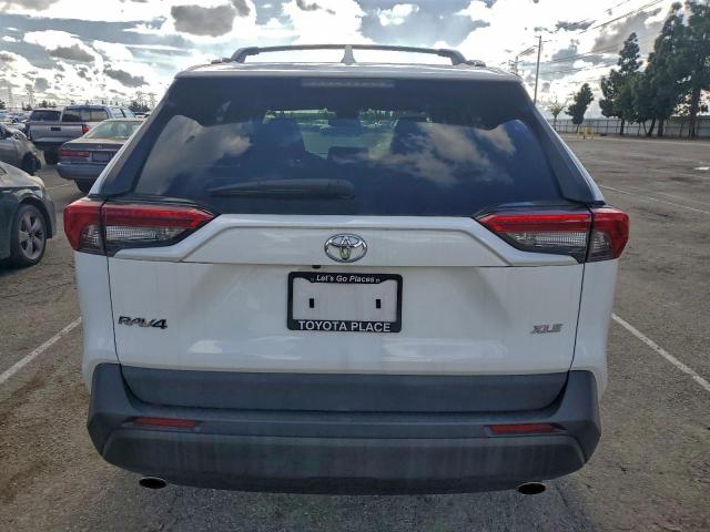 Toyota RAV4 Xle Image 3