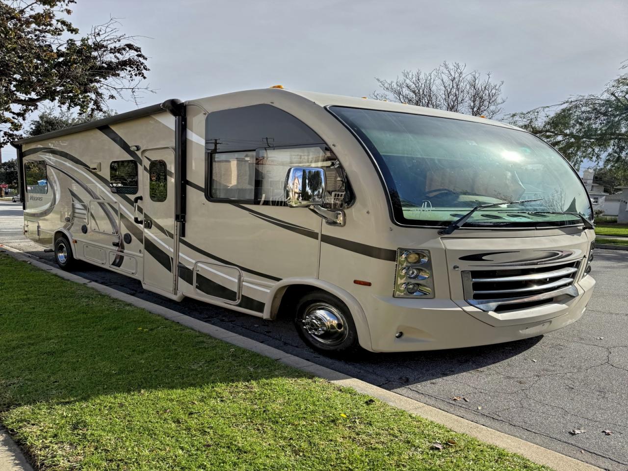 Ford Econoline E450 Super Duty Commercial Stripped Chassis Image 1