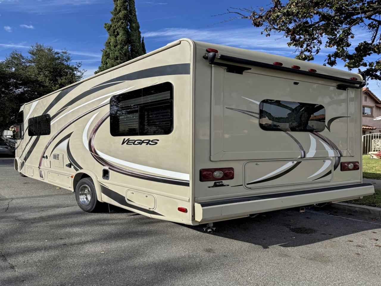 Ford Econoline E450 Super Duty Commercial Stripped Chassis Image 7