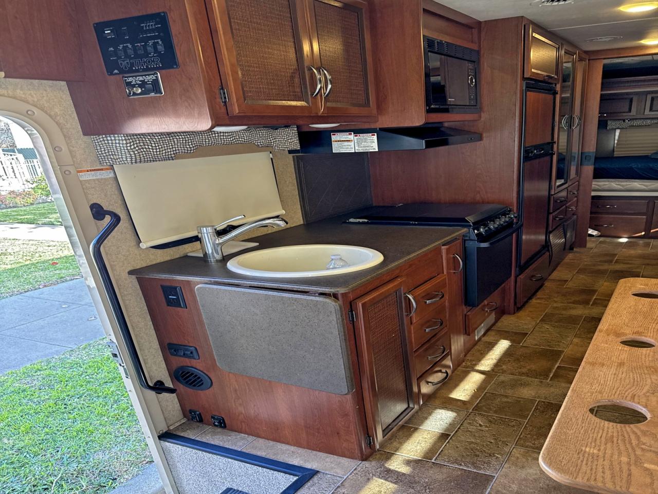 Ford Econoline E450 Super Duty Commercial Stripped Chassis Image 11