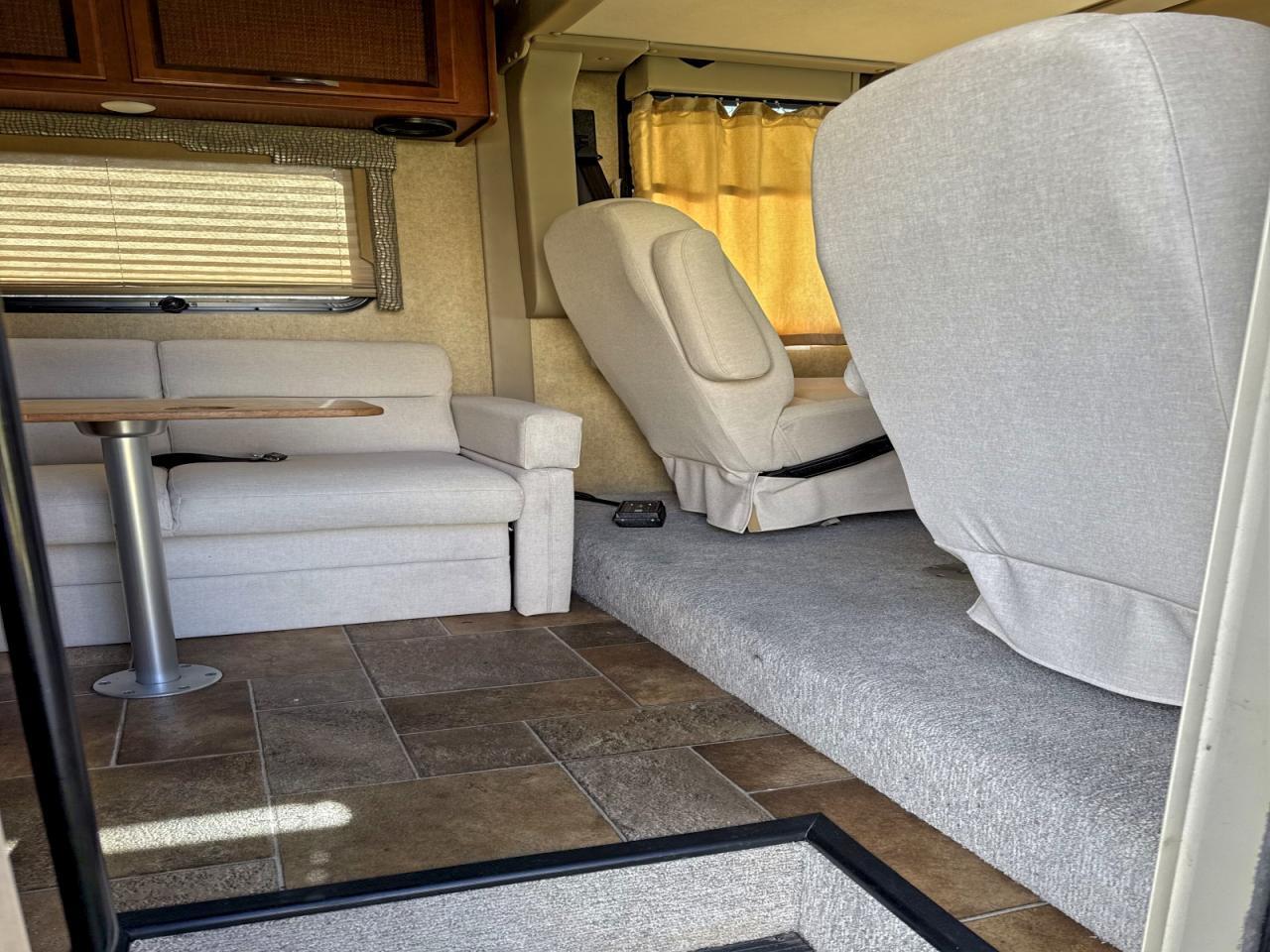 Ford Econoline E450 Super Duty Commercial Stripped Chassis Image 12