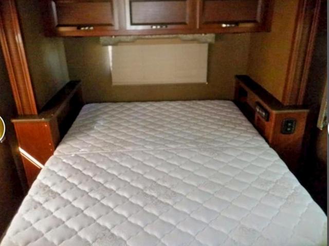 Ford Econoline E450 Super Duty Commercial Stripped Chassis Image 13