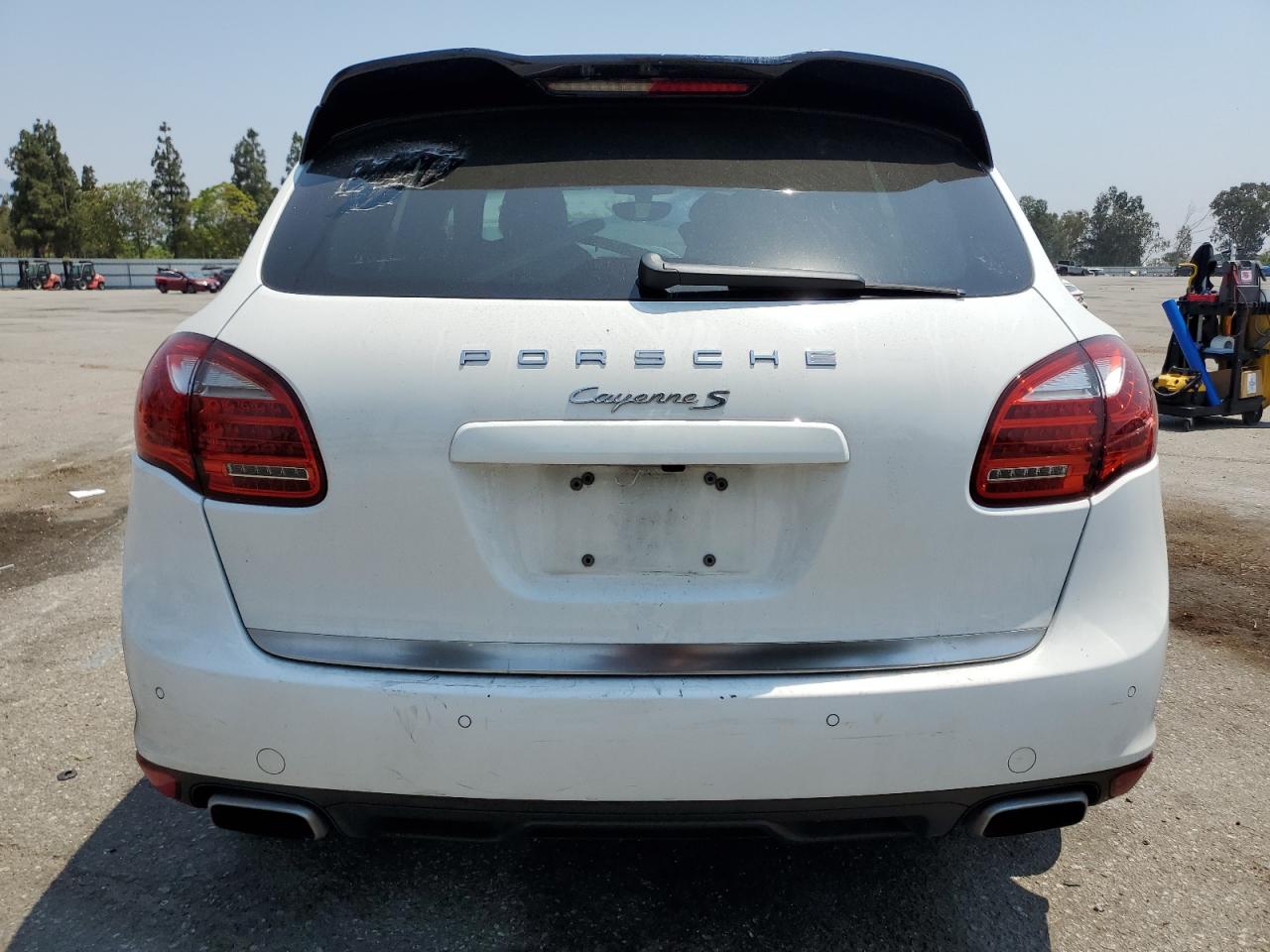 Porsche Cayenne S Image 12