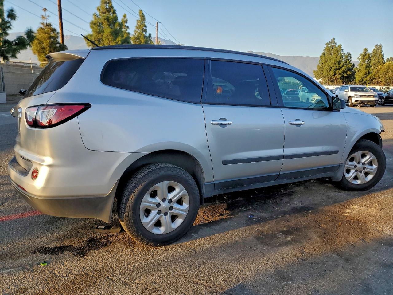 Chevrolet Traverse Ls Image 2