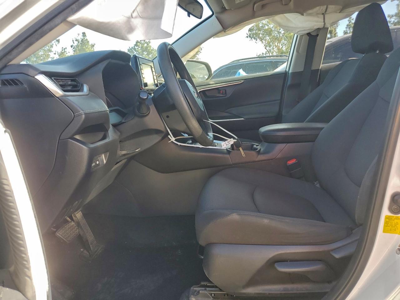 Toyota RAV4 Le Image 6