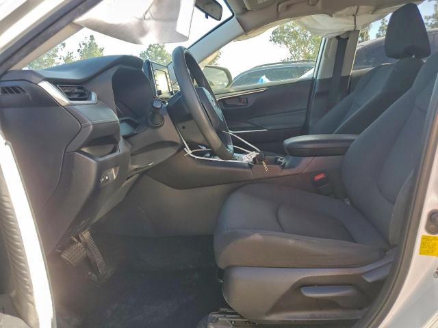 Toyota RAV4 Le Image 6