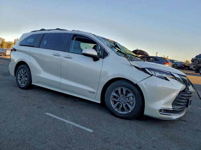 Toyota Sienna Xle Image 2