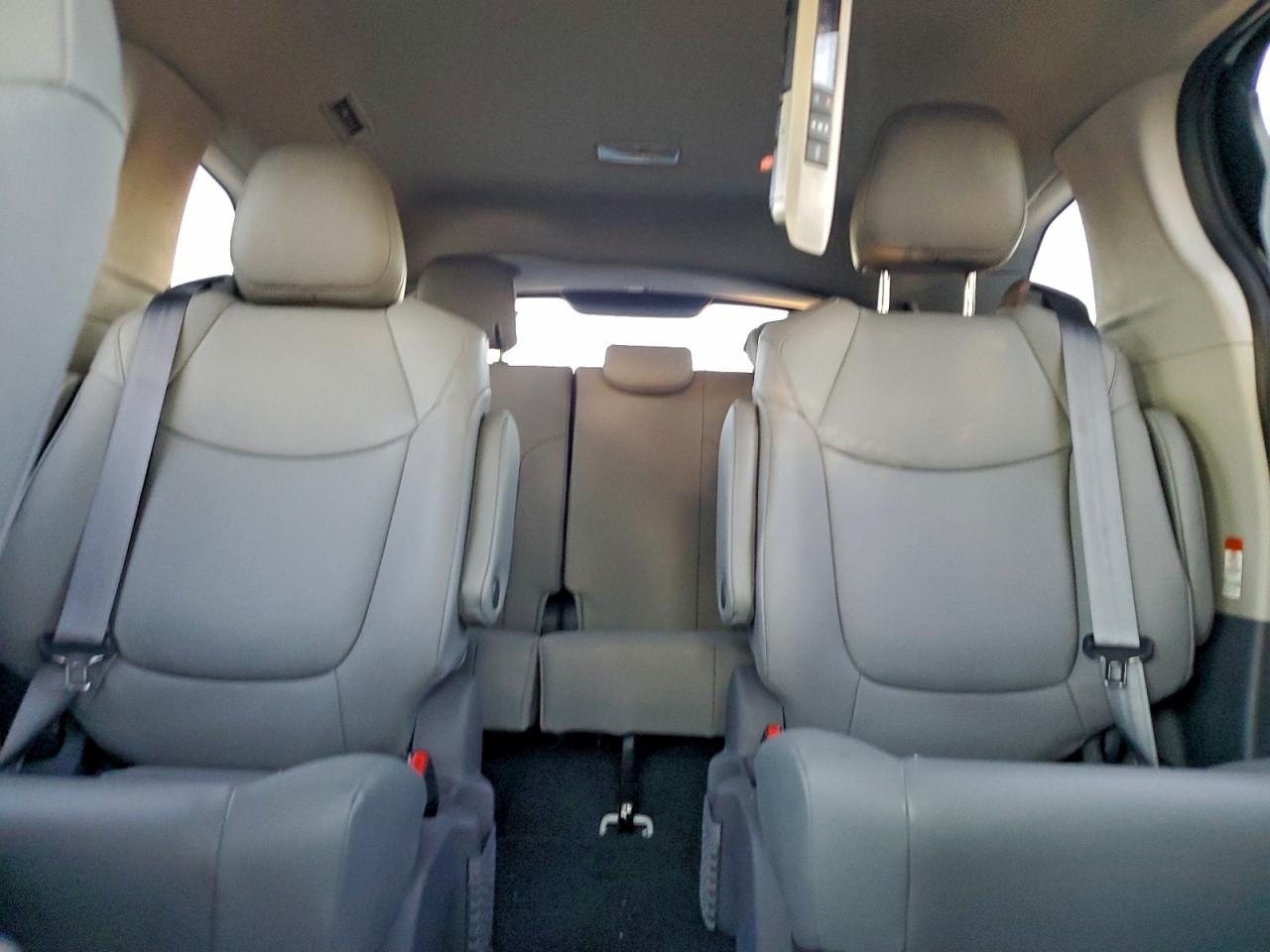 Toyota Sienna Xle Image 6