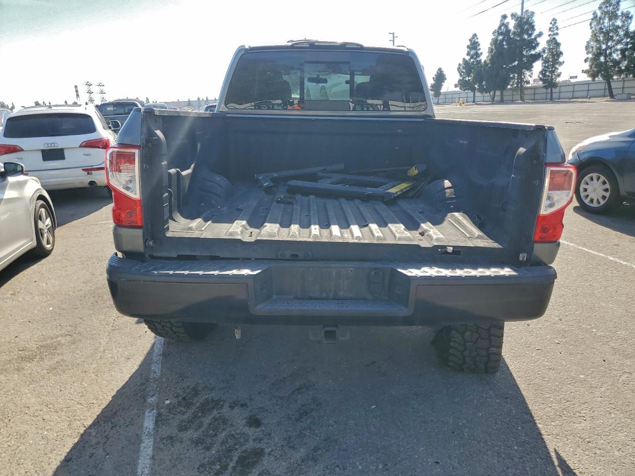 Nissan Titan S Image 2