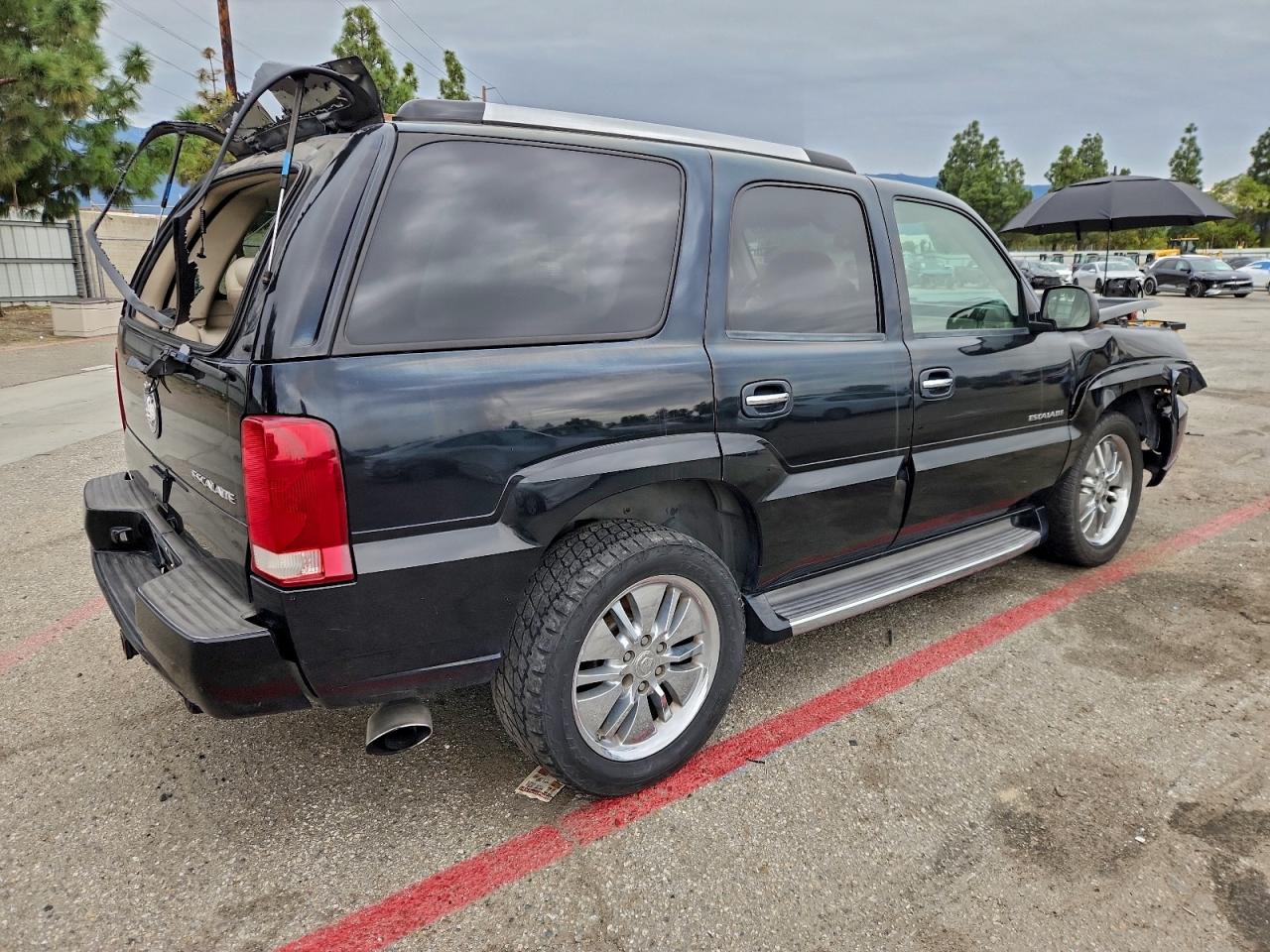 Cadillac Escalade Luxury Image 2